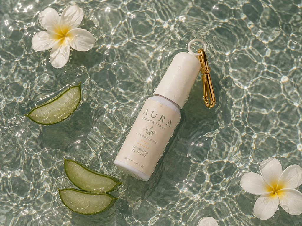 Aloe Cooling Mist Monoï dans l'eau avec fleurs de frangipanier et aloe vera